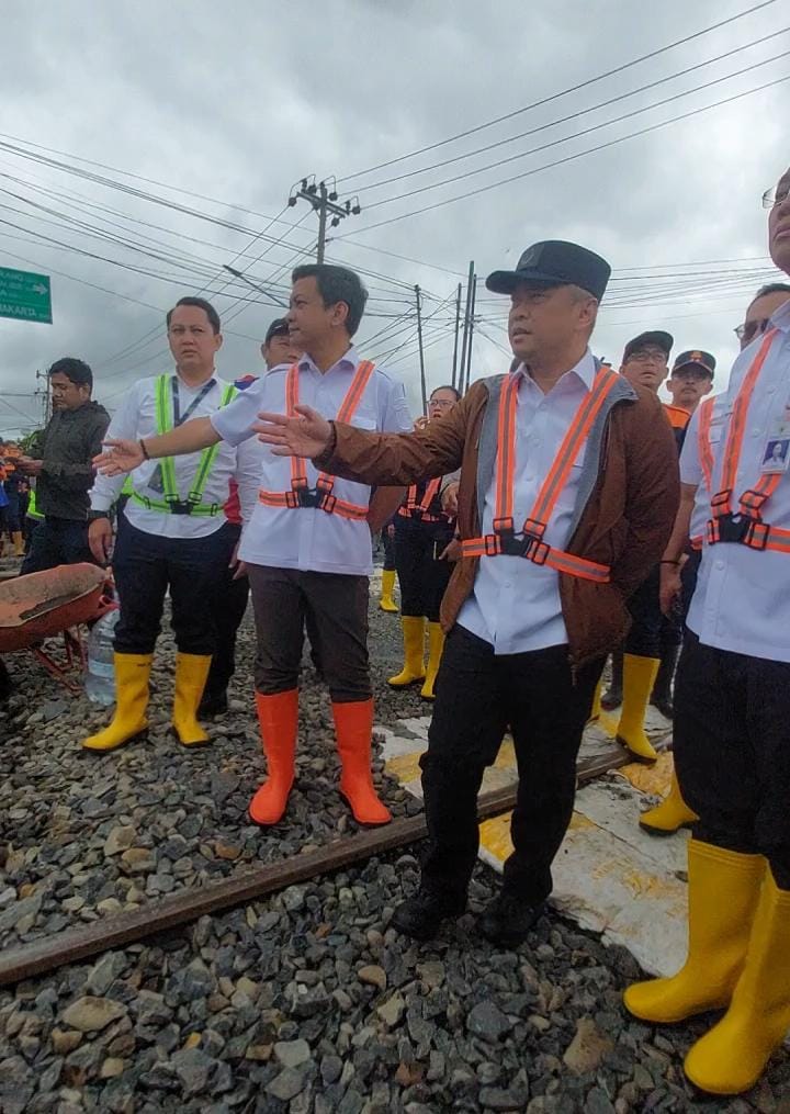 Menhub Dody Tinjau Penanganan Rel Tergenang di Pekalongan