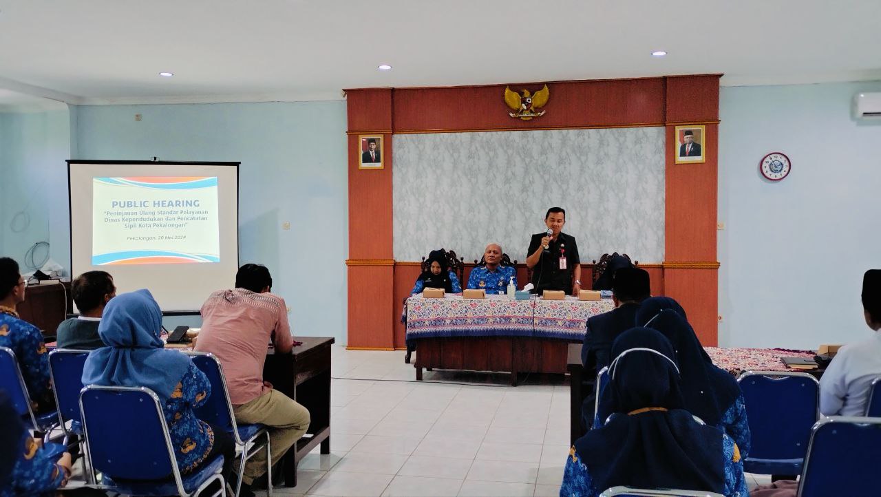 MAKSIMALKAN PELAYANAN, DISDUKCAPIL KOTA BATIK GELAR PUBLIC HEARING