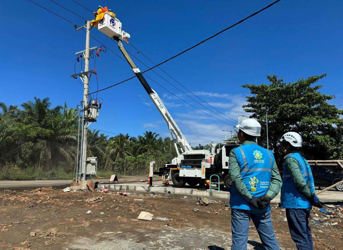 PLN Siaga Hadapi Musim Hujan, Pastikan Pasokan Listrik Tetap Aman