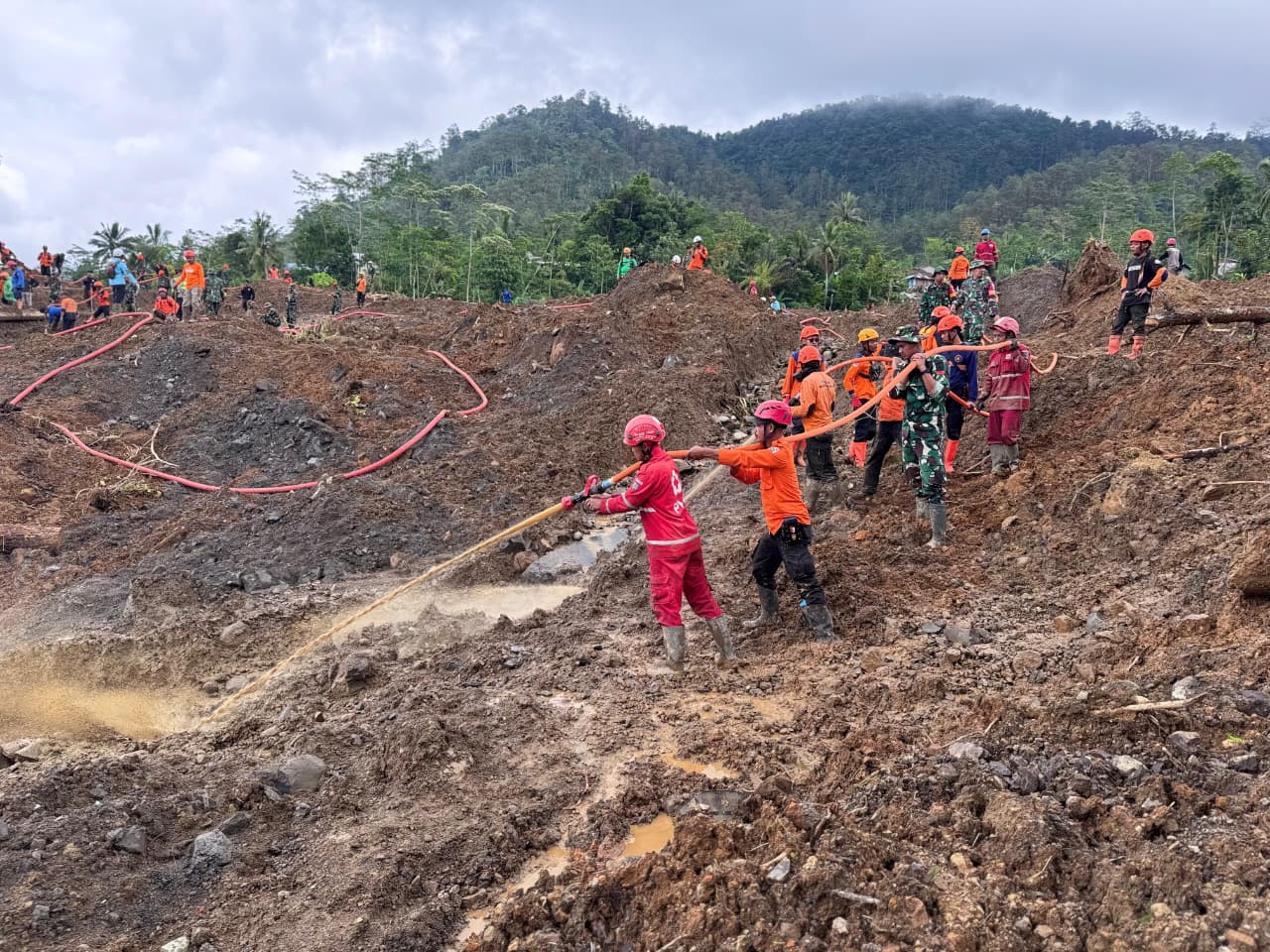 PMI Kota Batik Kerahkan Relawan Untuk Operasi Kemanusiaan di Banjarnegara PMI Kota Batik Kerahkan Relawan Untuk Operasi Kemanusiaan di Banjarnegara