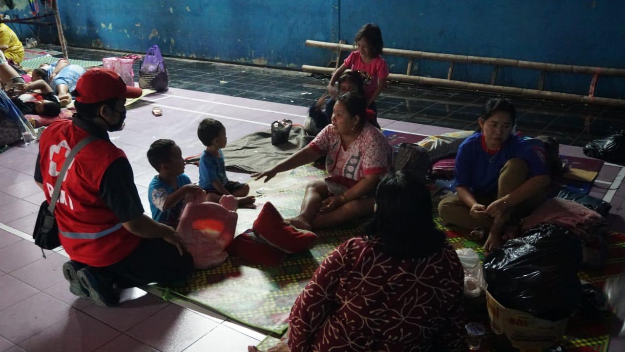 PMI Kota Pekalongan Hadir di Garis Depan Penanganan Banjir PMI Kota Pekalongan Hadir di Garis Depan Penanganan Banjir