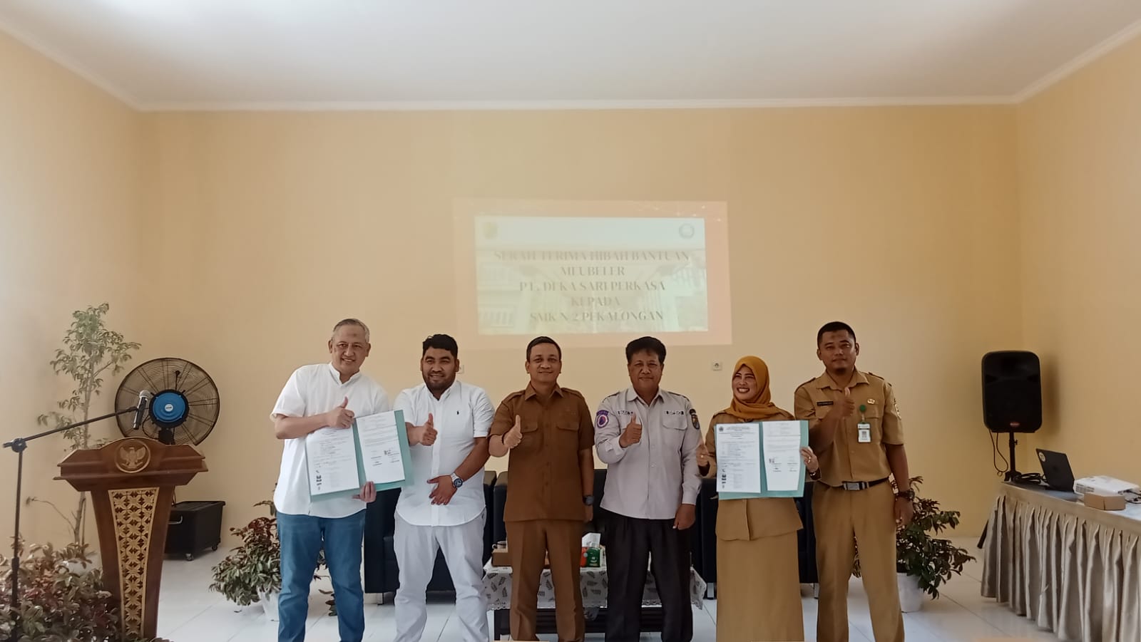 PT Deka Sari Perkasa Salurkan Bantuan Mebeler untuk SMKN 2 Pekalongan PT Deka Sari Perkasa Salurkan Bantuan Mebeler untuk SMKN 2 Pekalongan