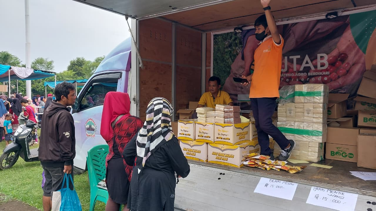 Pangan Lokal Pengganti Nasi Laris Manis DI Serbu Warga Saat GPM di Lapangan Mataram