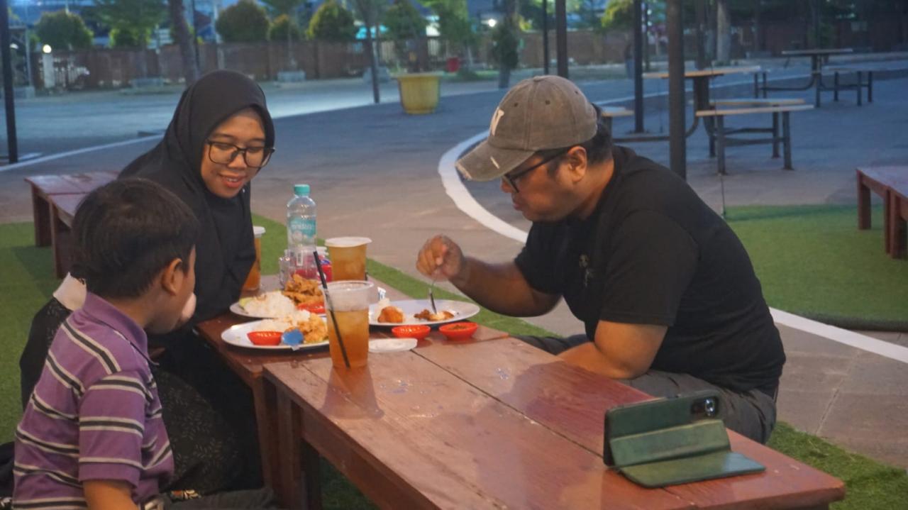 Pantai Pasir Kencana Hadirkan Suasana Berbuka Sambil Nikmati  Sunset