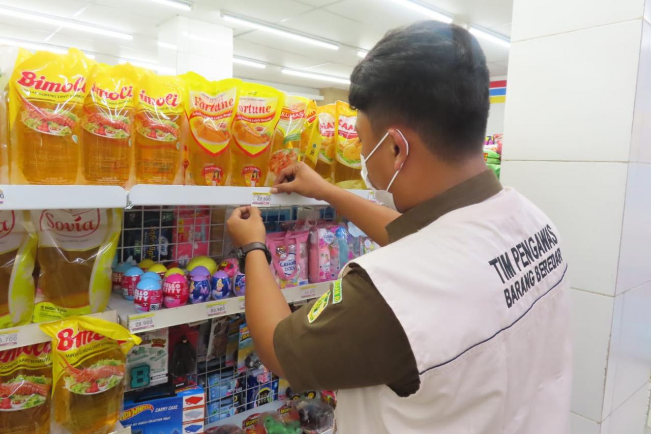 Pantauan Dindagkop Harga Minyak Goreng “Kita” Tak Sesuai HET Pantauan Dindagkop Harga Minyak Goreng “Kita” Tak Sesuai HET