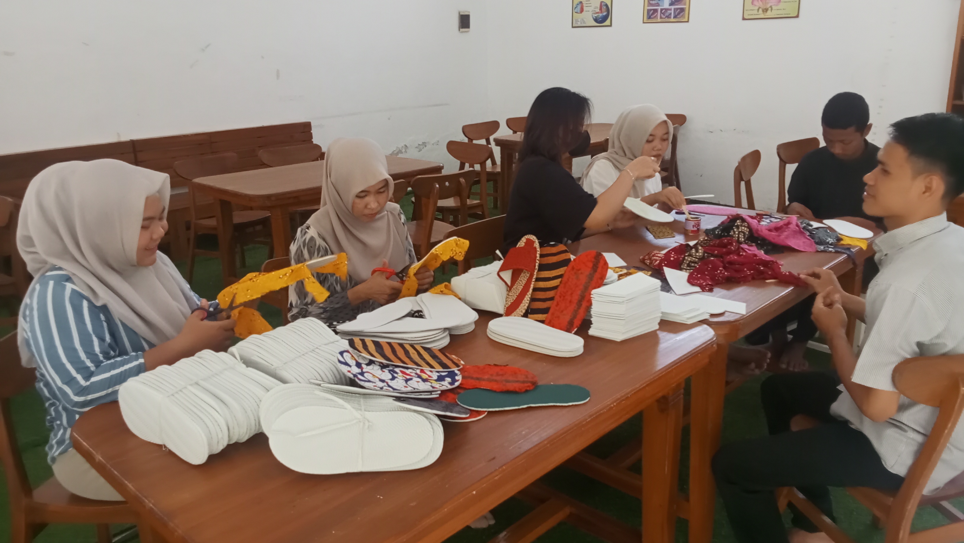 Pasca Juara Nasional, Sandal Batik SKB Pekalongan Dilirik Dunia Usaha