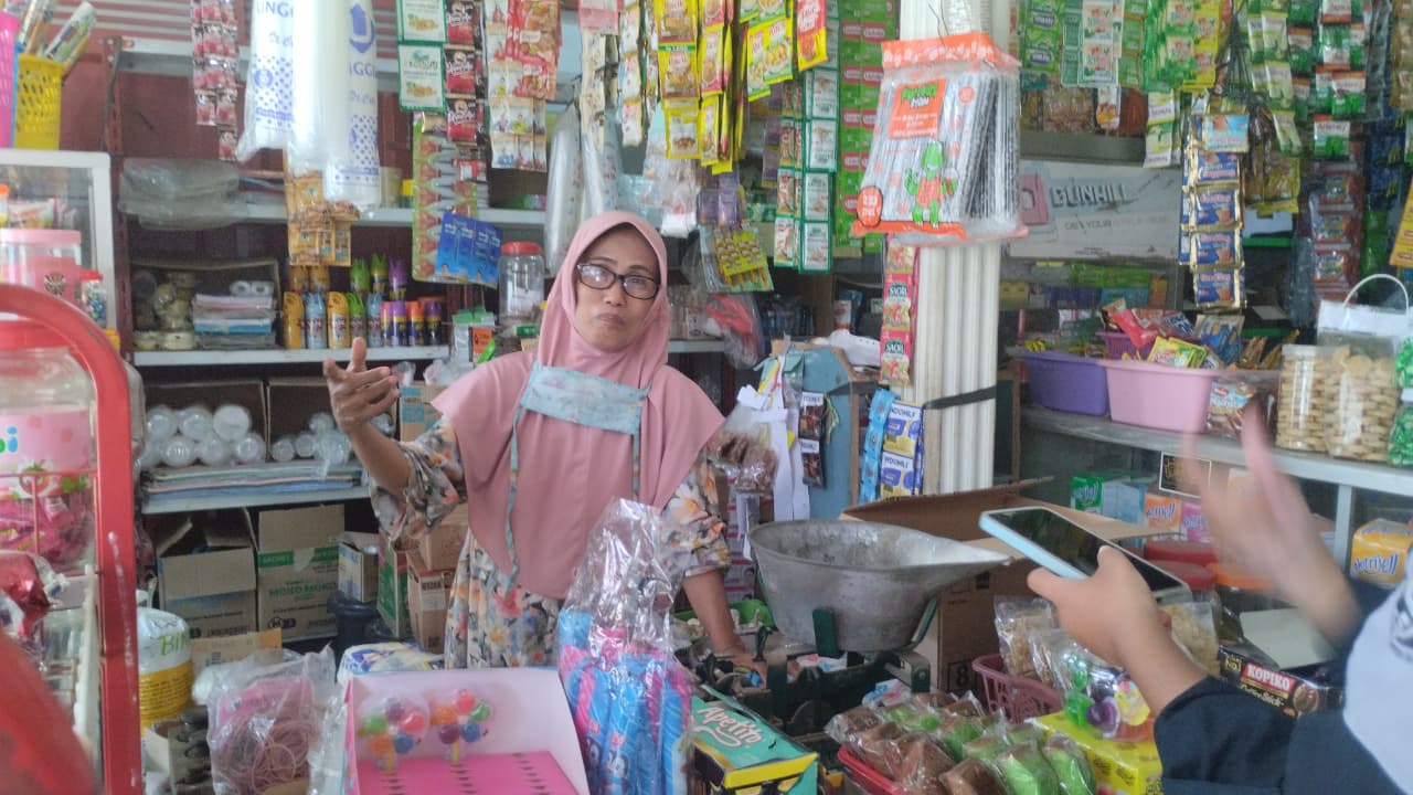 Pedagang Keluhkan Kenaikan Harga Plastik Hingga Hampir Dua Kali Lipat Pedagang Keluhkan Kenaikan Harga Plastik Hingga Hampir Dua Kali Lipat