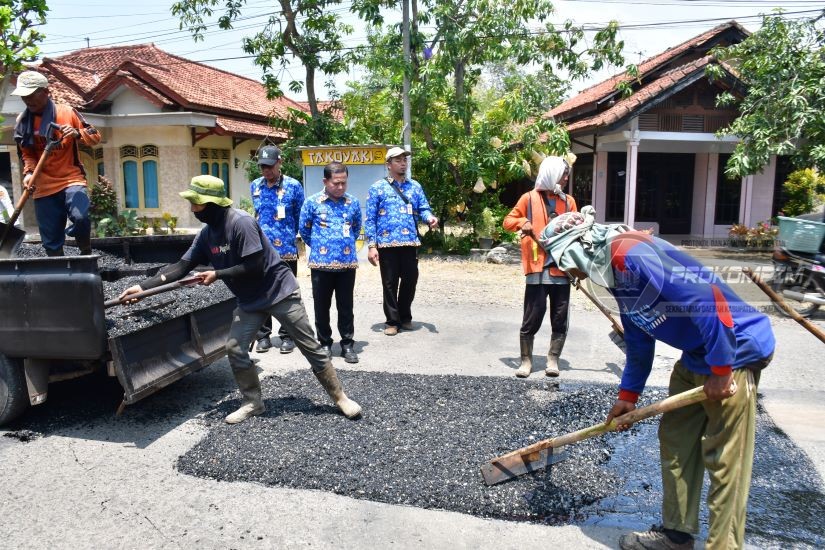 Pemkab Pekalongan Prioritaskan Perbaikan Jalan Untuk  Pertumbuhan Ekonomi