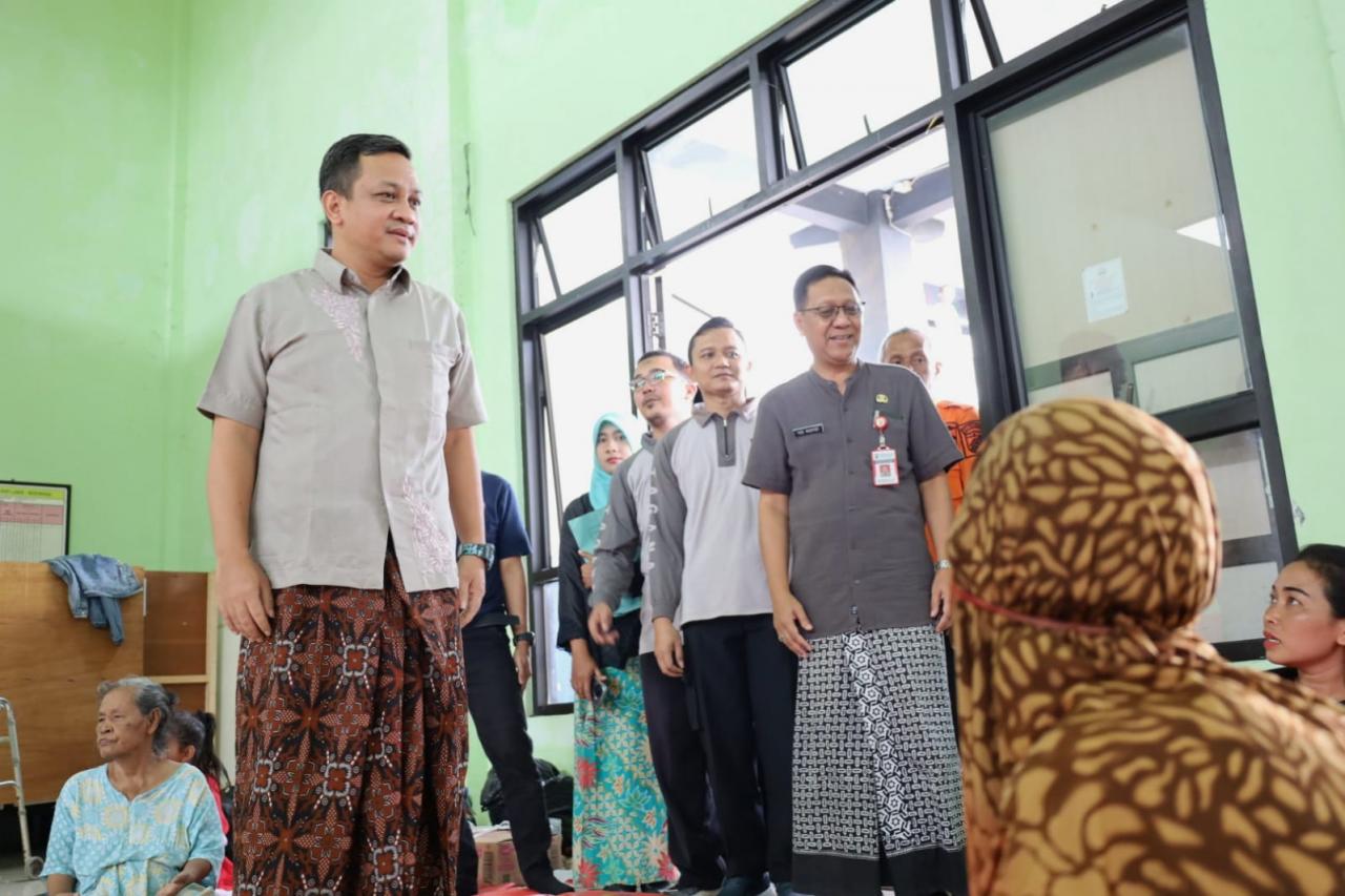 Pemulihan Pascabanjir, Pemkot Salurkan Ribuan Liter Minyak dan Puluhan Ton Beras
