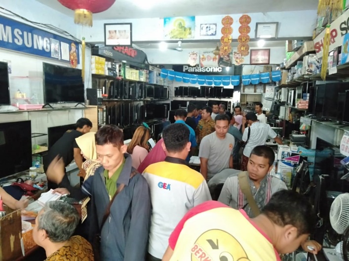 Pertengahan Ramadhan, Toko Berkah Jaya Elektronik Mulai Ramai