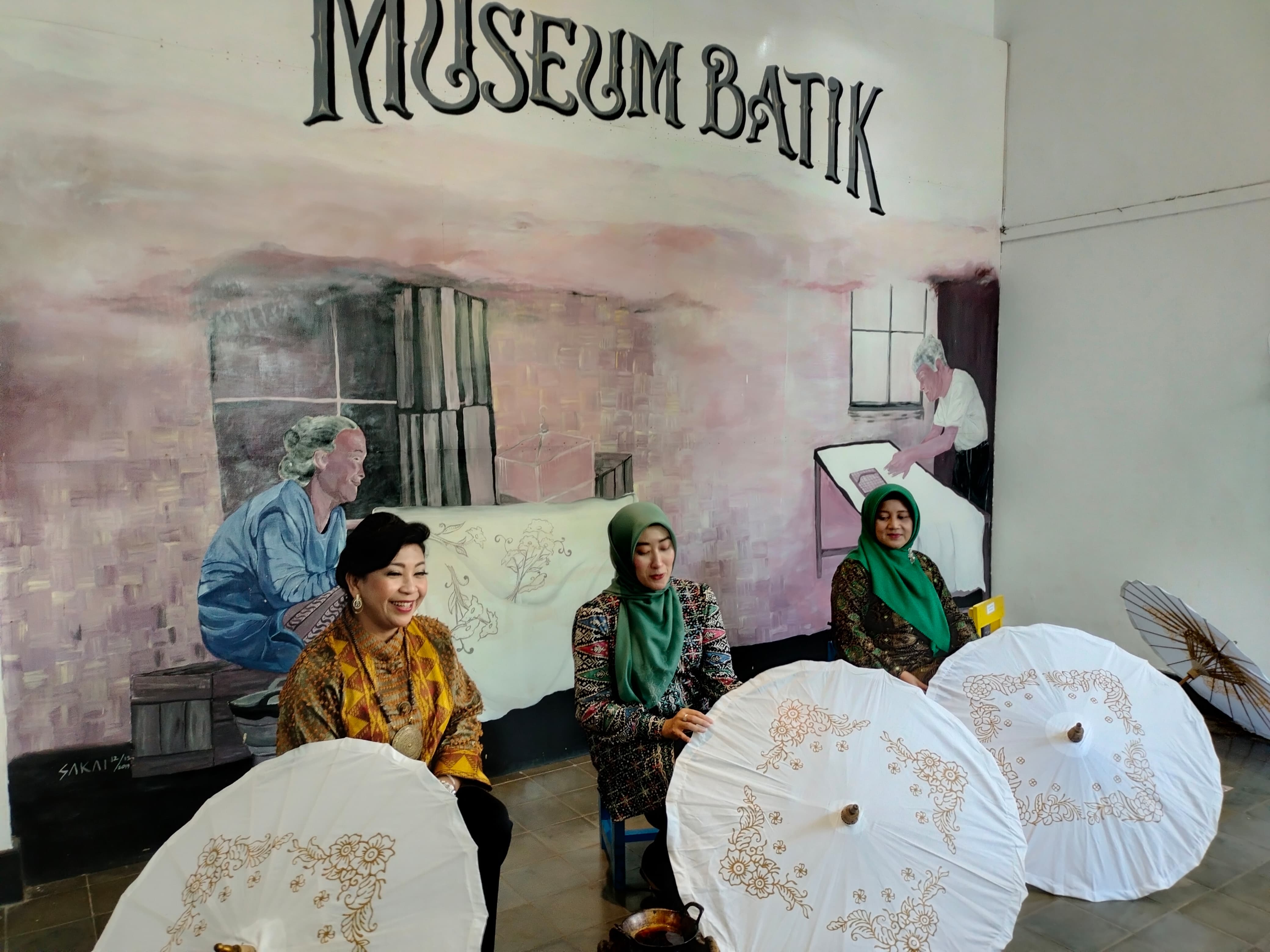 Peserta Ladies Program Muskomwil III Diajak Membatik di Atas Payung