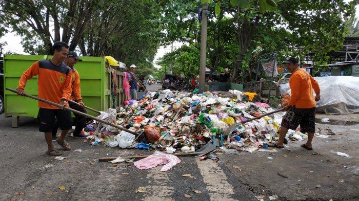 Petugas Kebersihan Tak Kenal Libur, Jaga Kota Pekalongan Tetap Bersih Petugas Kebersihan Tak Kenal Libur, Jaga Kota Pekalongan Tetap Bersih