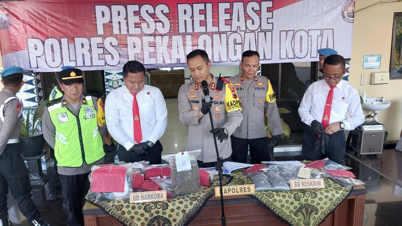 Polisi Sita Narkoba dan Musnahkan Ribuan Botol Miras di Pekalongan Polisi Sita Narkoba dan Musnahkan Ribuan Botol Miras di Pekalongan