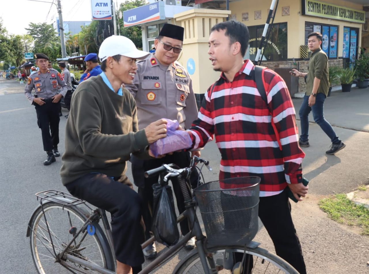 Polres Pekalongan Kota dan Media Bagikan Takjil di Bulan Ramadhan