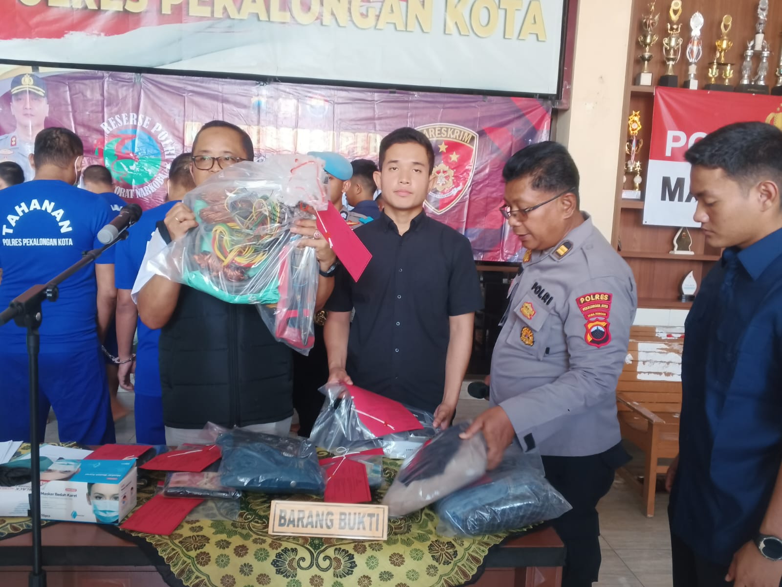 Polres Ungkap 2 Pelaku Pencurian Di Dalam Kereta Api di Stasiun Pekalongan Polres Ungkap 2 Pelaku Pencurian Di Dalam Kereta Api di Stasiun Pekalongan