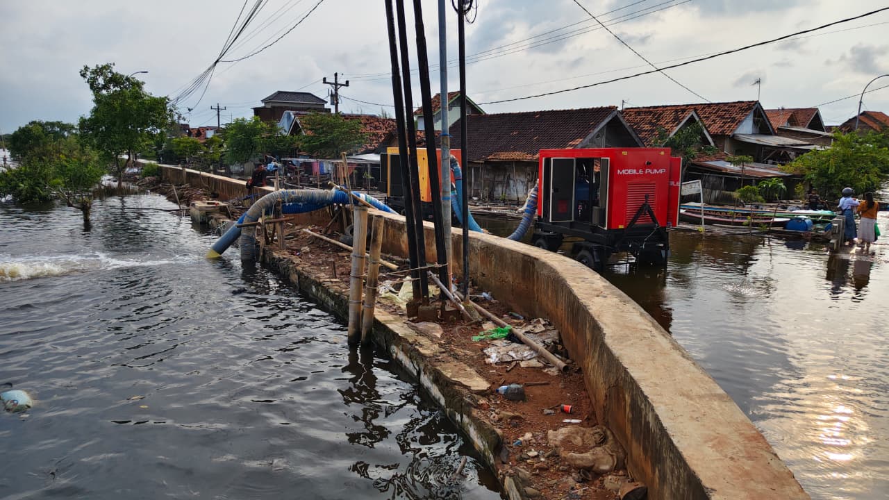 Pompa Mobile BKO Provinsi Sedot Genangan di Mulyorejo