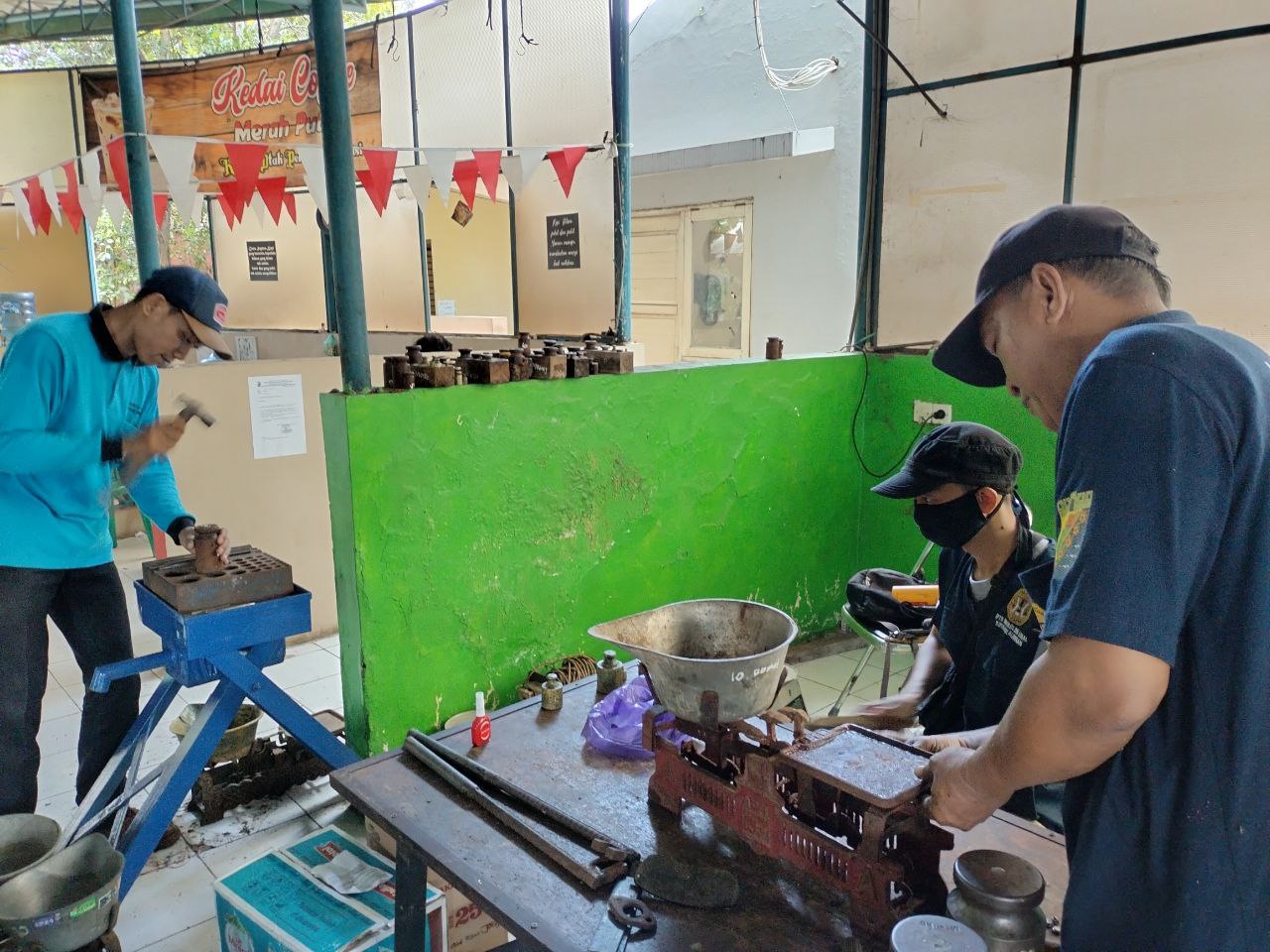 Puluhan Timbangan Pedagang di Pasar Kraton dan Podosugih Ditera Ulang