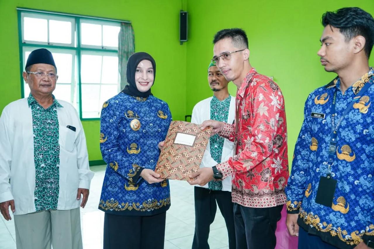 Ratusan Penyandang Disabilitas Pekalongan Terima Zakat dari Baznaz Ratusan Penyandang Disabilitas Pekalongan Terima Zakat dari Baznaz