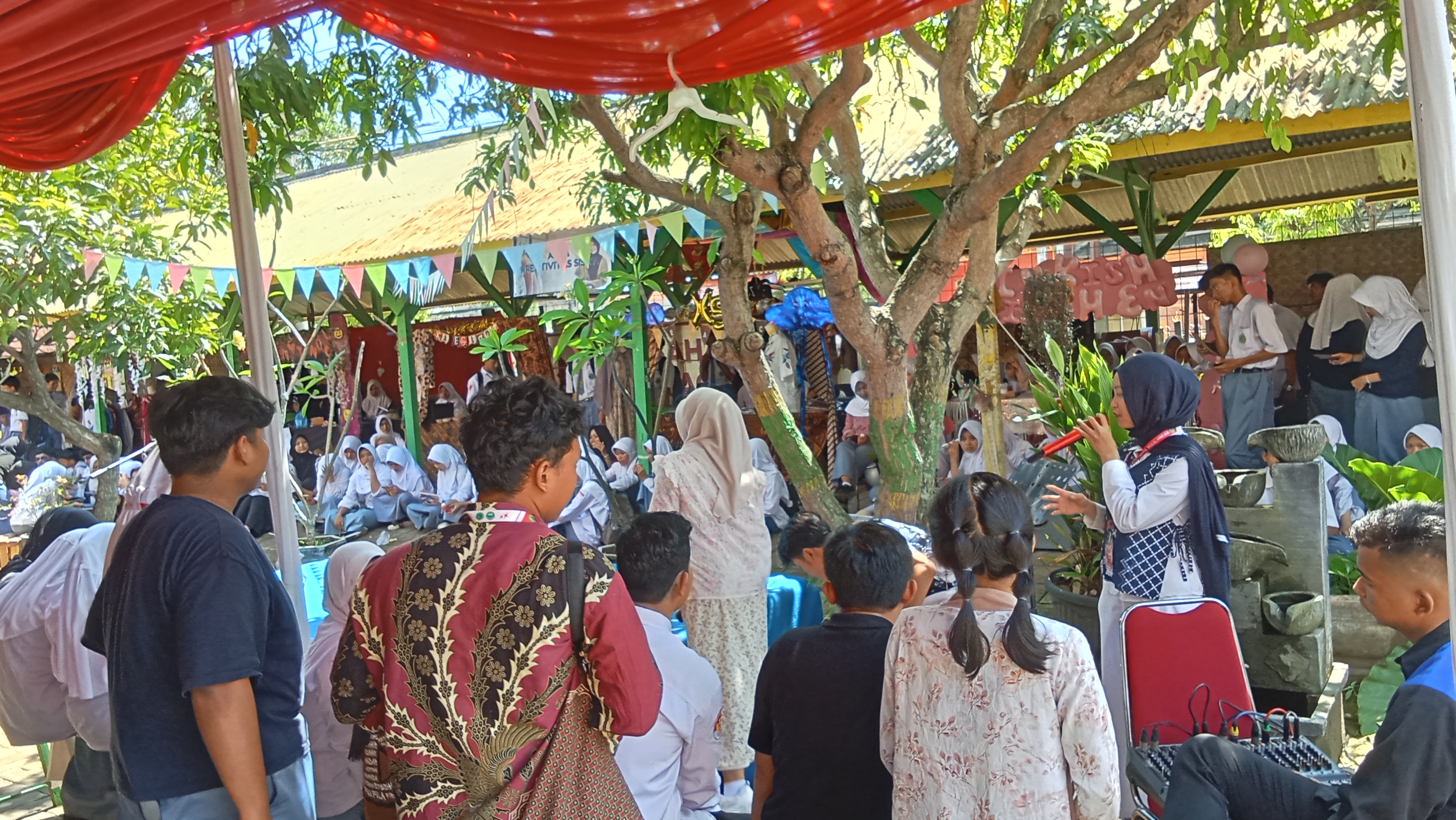 Ratusan Siswa MAN 1 Kota Pekalongan Ramaikan 24 Stand Bazar