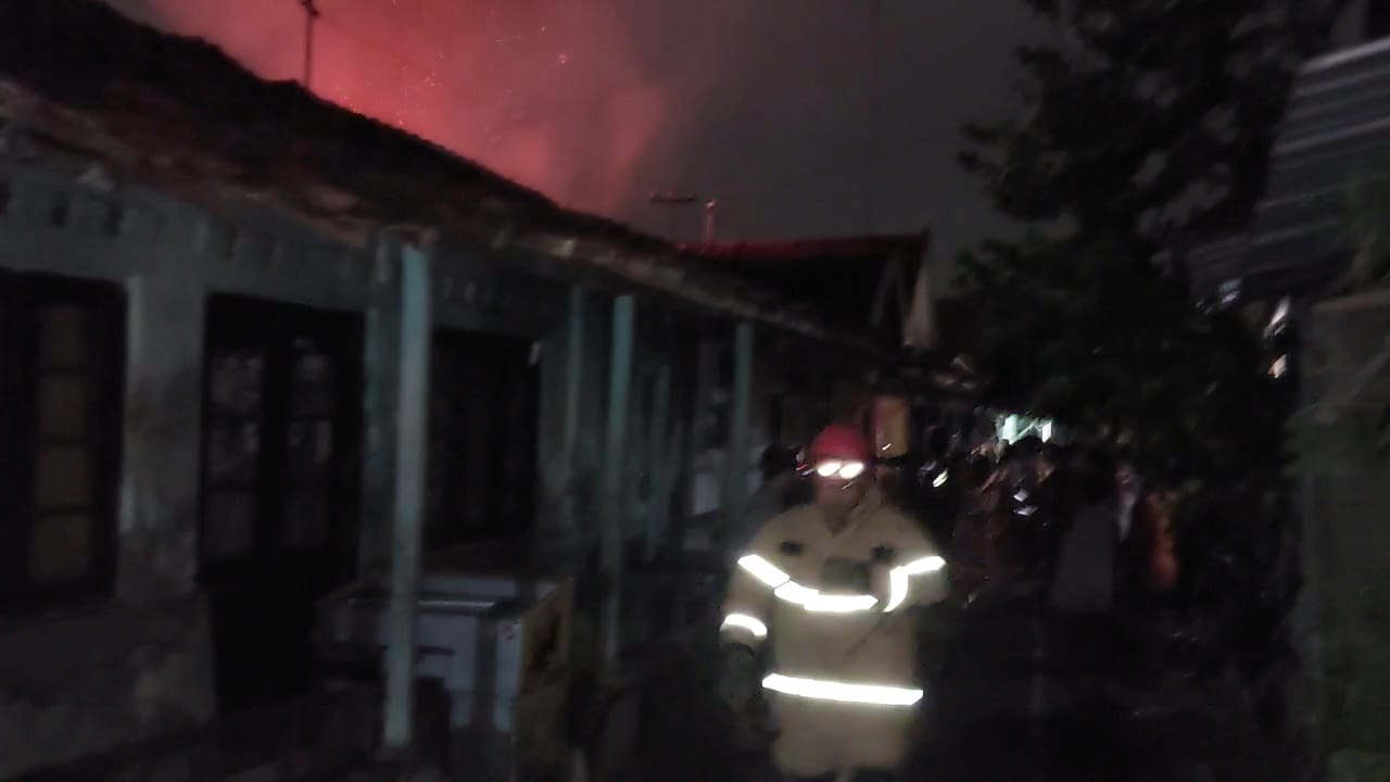 Rumah Milik Suparno di Bendan Kergon Dilalap Si Jago Merah Rumah Milik Suparno di Bendan Kergon Dilalap Si Jago Merah