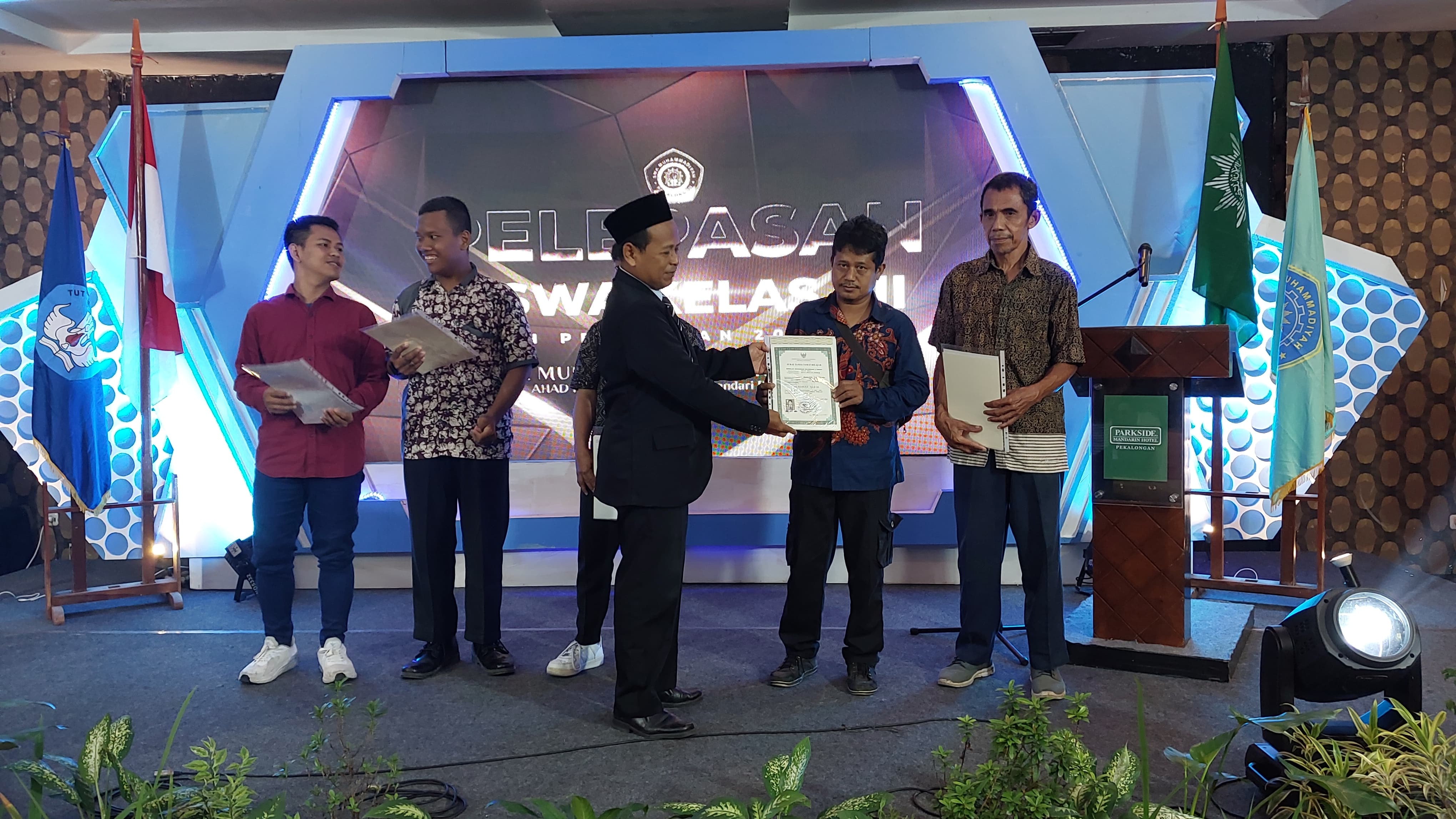 SMK Muhammadiyah Pekalongan Serahkan Ijazah Asli ke Alumni