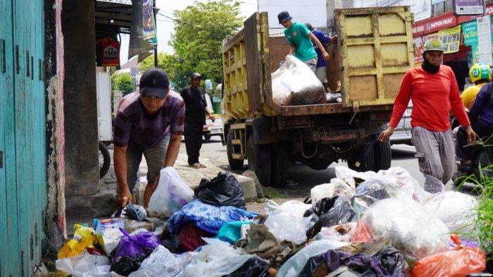 Sampah di Ruas Jalan Protokol Mulai Diangkut