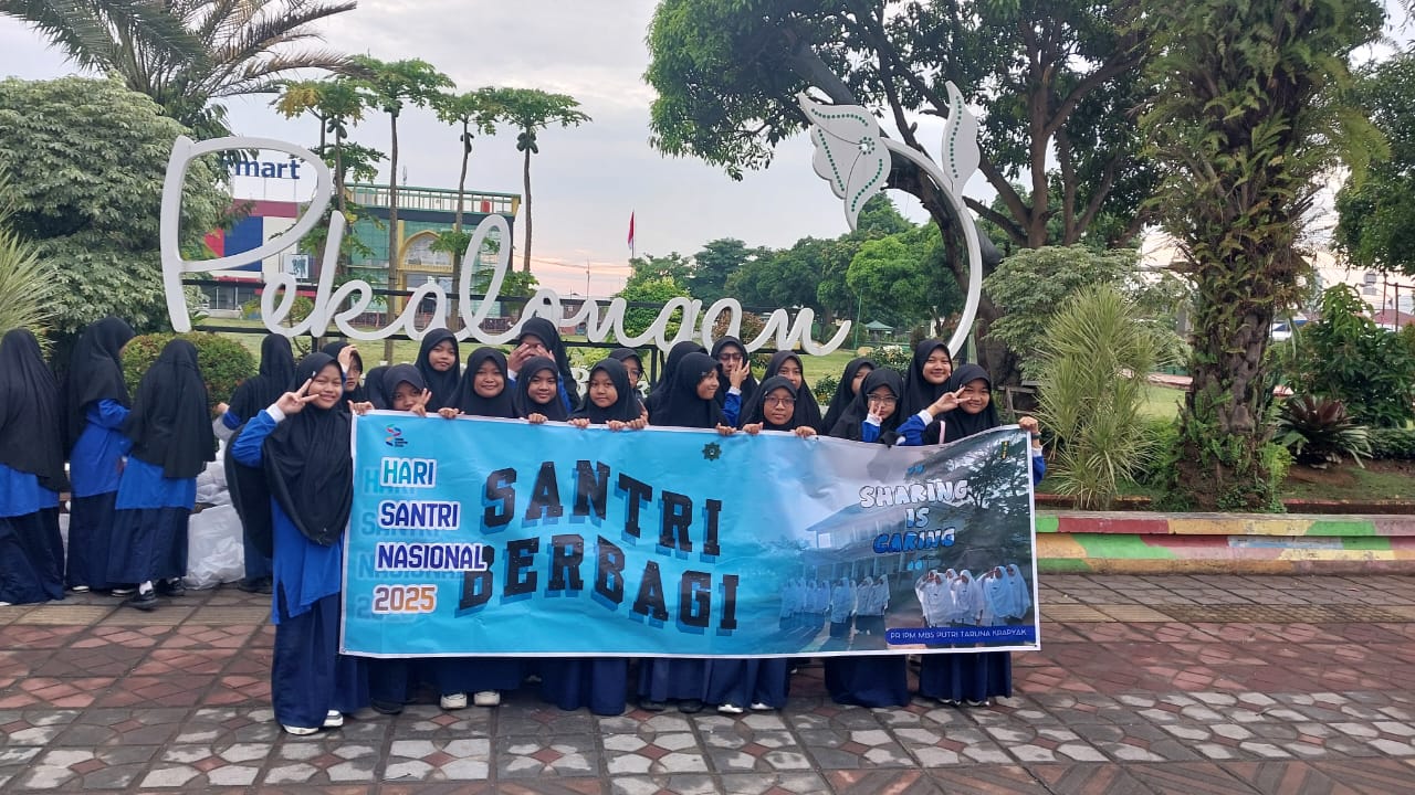 Santriwati MBS Putri Taruna Krapyak Tebar Kebaikan di Hari Santri