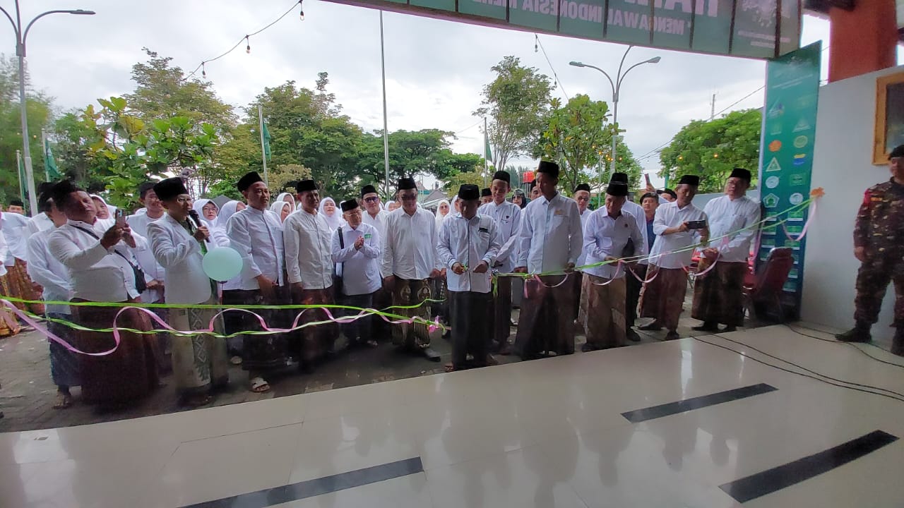 Semarak Hari Santri 2025, Santri Didorong Siap Hadapi Generasi Emas 2045 Semarak Hari Santri 2025, Santri Didorong Siap Hadapi Generasi Emas 2045