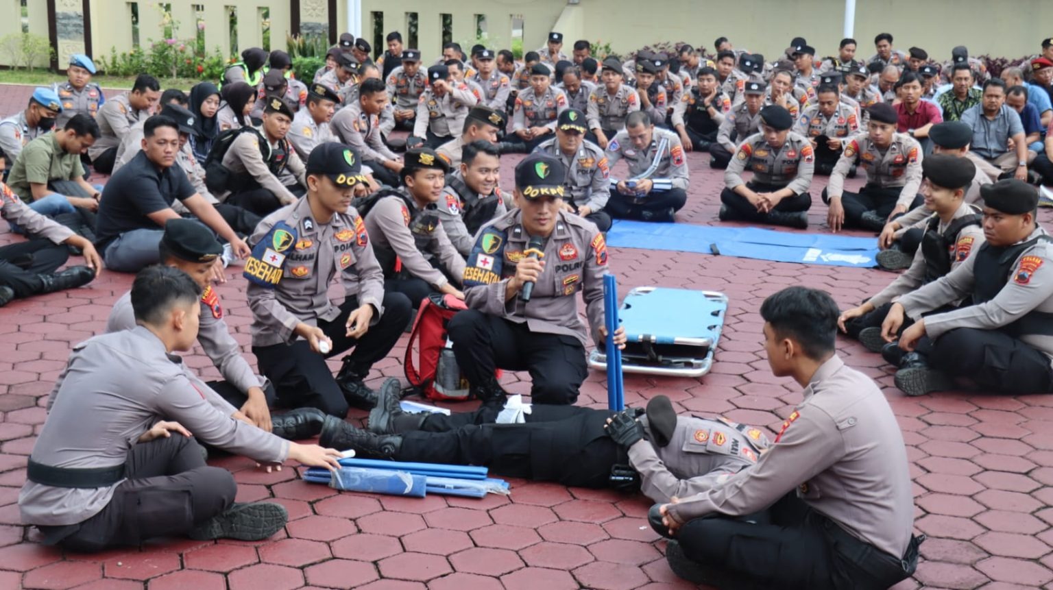 Si Dokkes Polres Pekalongan Latih Personel Siaga Bhayangkar Hadapi Situasi Gawat Darurat Si Dokkes Polres Pekalongan Latih Personel Siaga Bhayangkar Hadapi Situasi Gawat Darurat