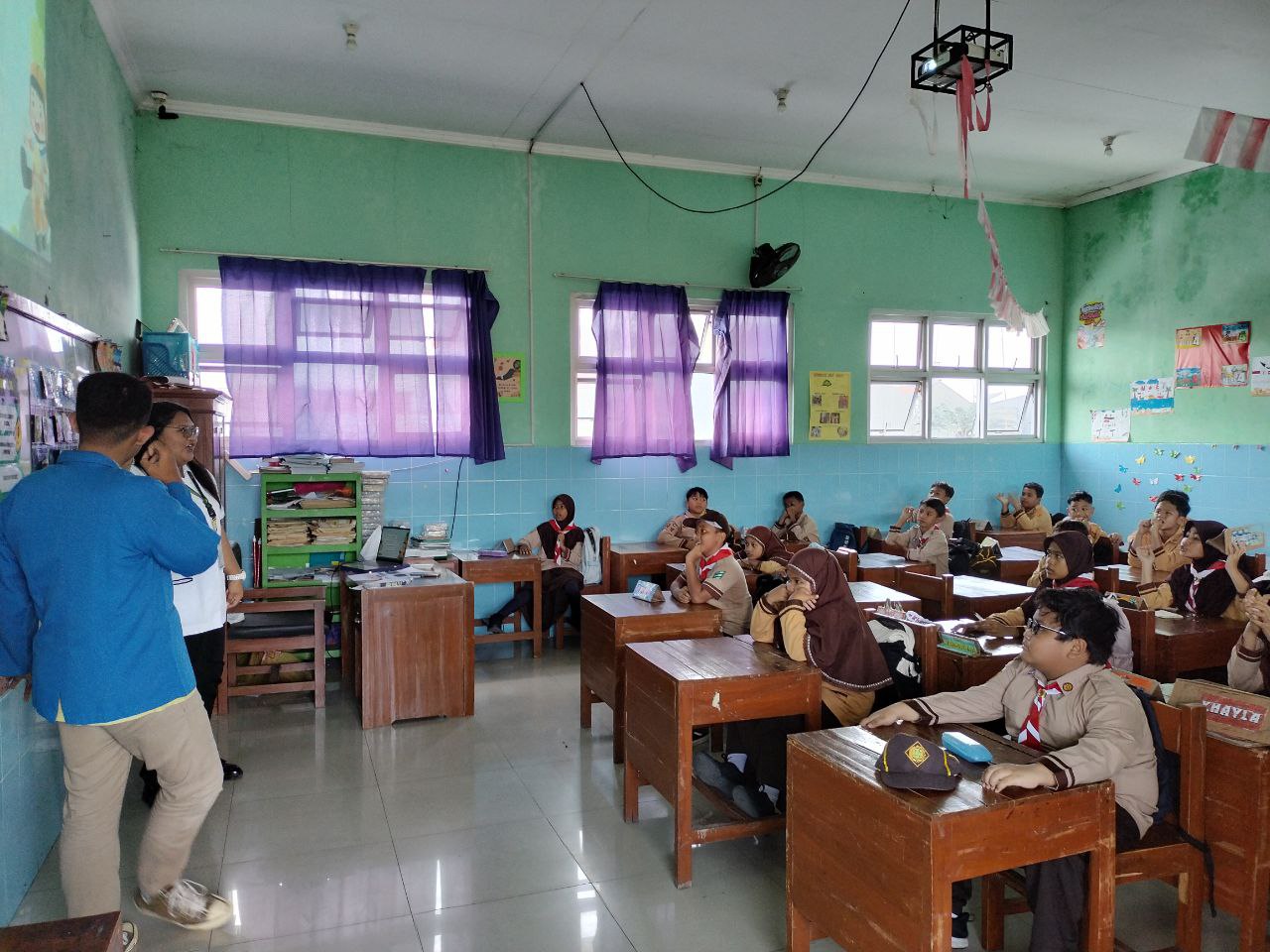 Siswa SDN Podosugih 01 Belajar Bareng Dengan Guru dari Filipina