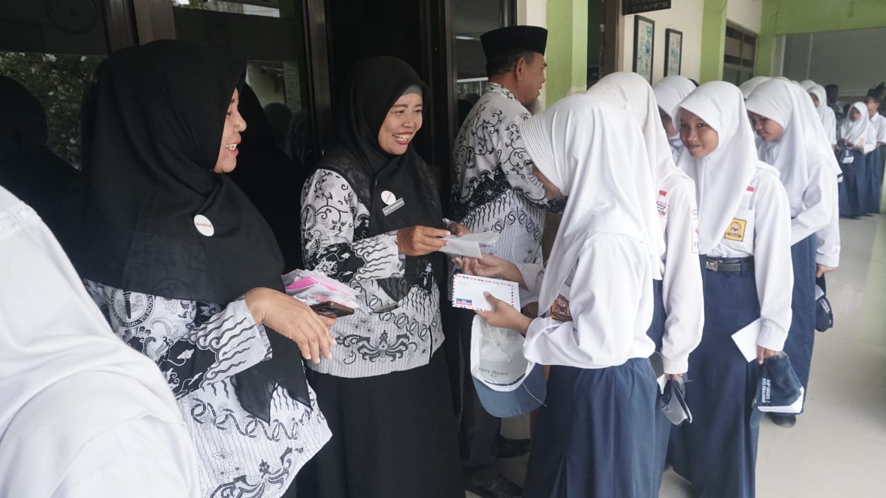 Siswa SMP Negeri 7 Pekalongan Rayakan Hari Guru Dengan Surat Cinta Siswa SMP Negeri 7 Pekalongan Rayakan Hari Guru Dengan Surat Cinta