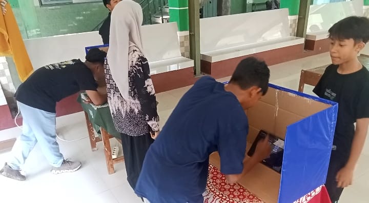 Siswa SMP Salafiyah Belajar Demokrasi Lewat Pemilu Raya dan Market Day Siswa SMP Salafiyah Belajar Demokrasi Lewat Pemilu Raya dan Market Day