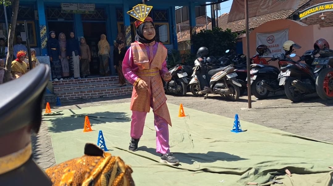 Siswa dan Guru SDN Podosugih 03 Kompak Kenakan Pakaian Adat
