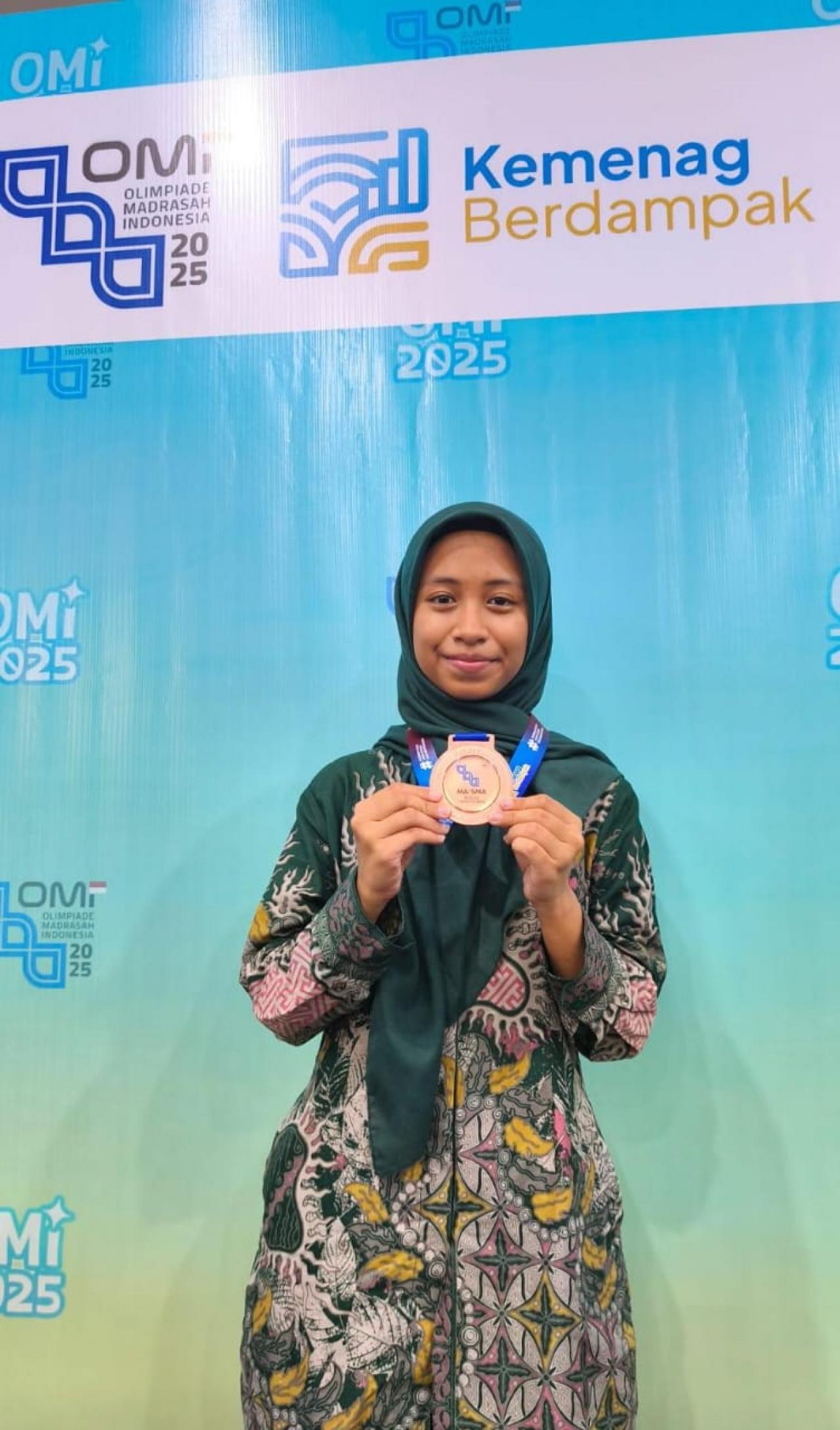 Siswi MAN 01 Pekalongan Raih Perunggu Nasional OMI Sains 2025 Siswi MAN 01 Pekalongan Raih Perunggu Nasional OMI Sains 2025
