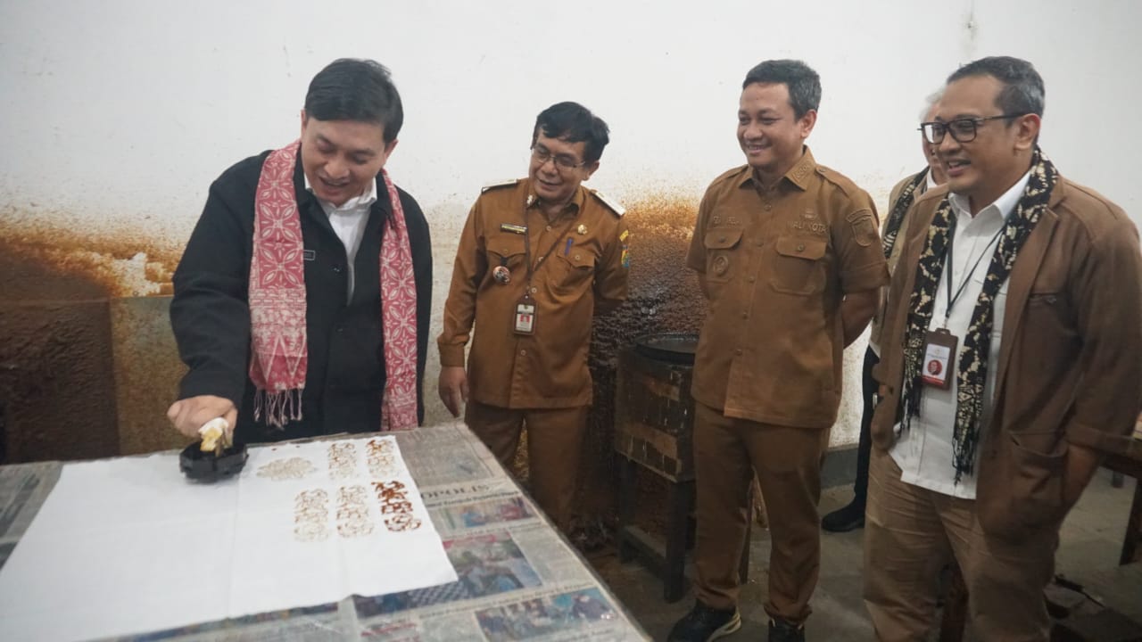 Stafsus Yovie Widianto Akan Dorong Batik Pekalongan Jadi Kekuatan Dunia