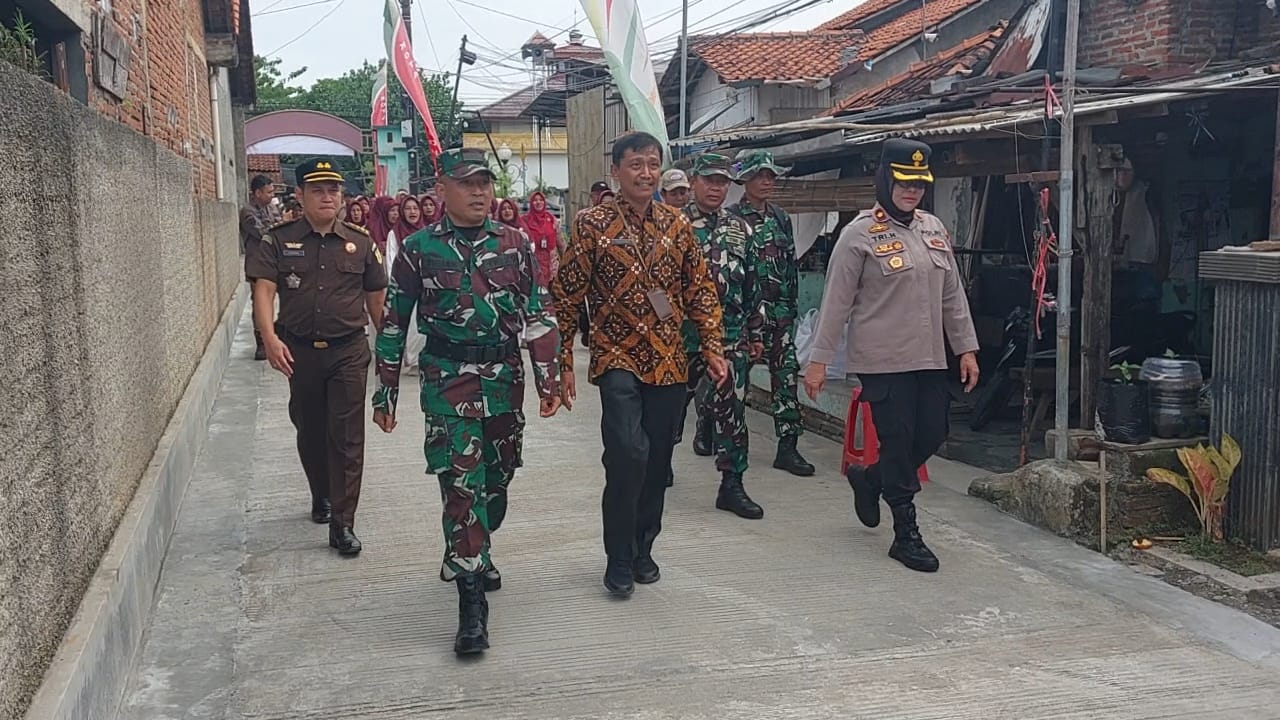 TMMD Rampungkan Betonisasi Jalan di Setono, Warga Nikmati Akses Lebih Lancar TMMD Rampungkan Betonisasi Jalan di Setono, Warga Nikmati Akses Lebih Lancar