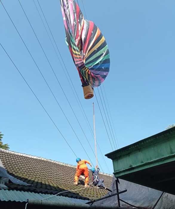 Terbangkan Balon Liar  Bisa Bahayakan Instalasi Listrik