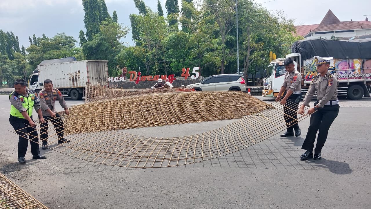 Truk Angkut Wiremesh Alami Insiden, Jalan Pemuda Macet