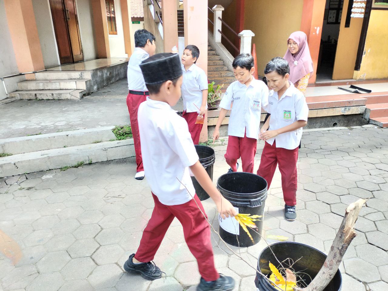 Ubah Sampah Jadi Karya Dar Siswa SD Islam Ma’had 05