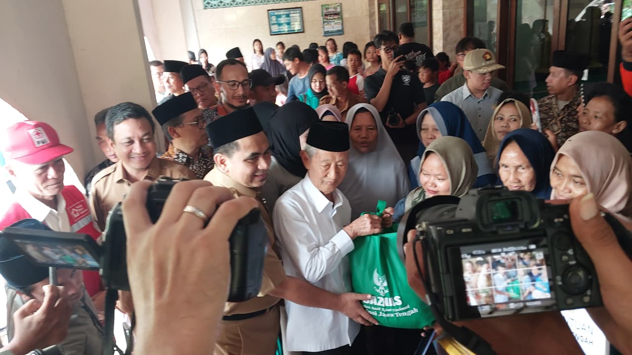 Wagub Jateng Tinjau Pengungsian Banjir Pekalongan, Pastikan Warga Aman