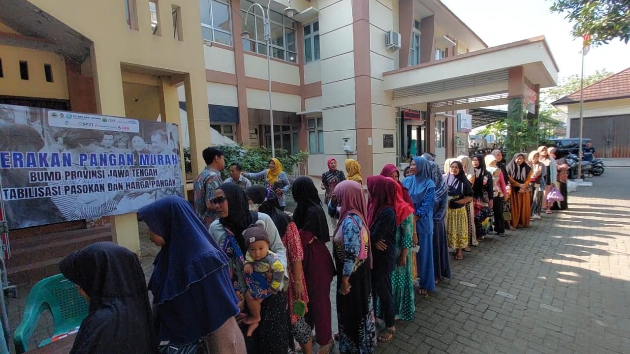 Warga Pekalongan Selatan Antusias Sambut Gerakan Pangan Murah