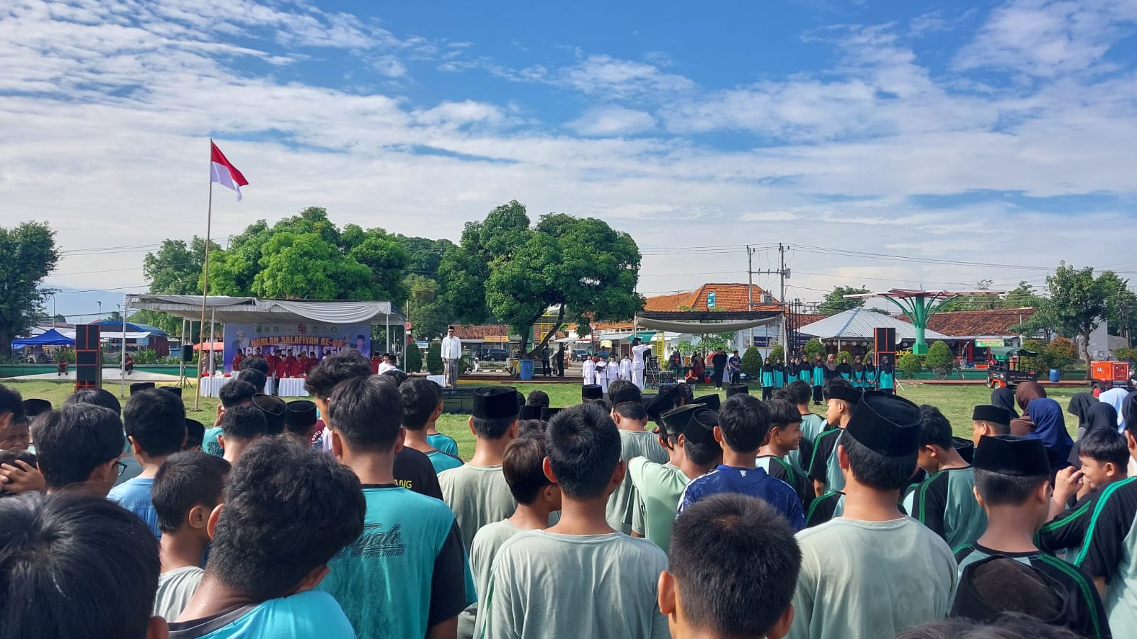 Semarak Santri dan Harlah ke-68 Yayasan Salafiyah Warnai Alun-Alun Pekalongan Semarak Santri dan Harlah ke-68 Yayasan Salafiyah Warnai Alun-Alun Pekalongan