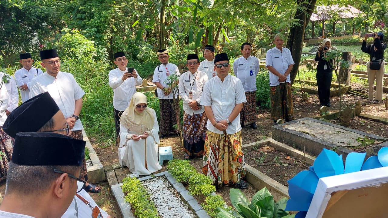 Ziarah Pemimpin Terdahulu, Pemkot Pekalongan Petik Semangat Pengabdian Ziarah Pemimpin Terdahulu, Pemkot Pekalongan Petik Semangat Pengabdian