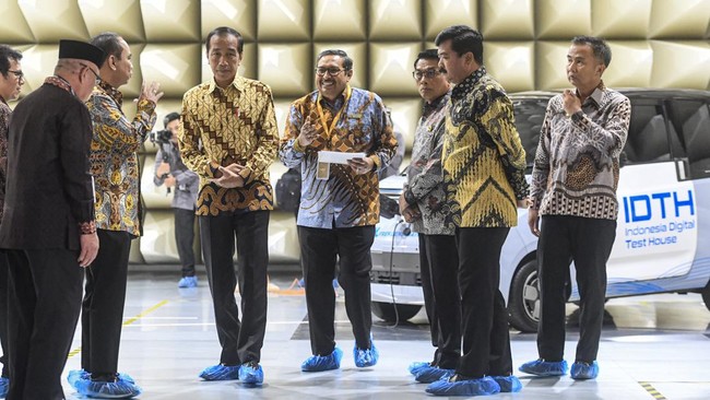 Kelakar Jokowi soal Parpol Tujuan Usai Lengser: Berlabuh di Pelabuhan  Baca artikel CNN Indonesia "Kelakar Jokowi soal Parpol Tujuan Usai Lengser: Berlabuh di Pelabuhan" selengkapnya di sini: https://www.cnnindonesia.com/nasional/20240507125043-32-1094941/kelakar-jokowi-soal-parpol-tujuan-usai-lengser-berlabuh-di-pelabuhan.  Download Apps CNN Indonesia sekarang https://app.cnnindonesia.com/